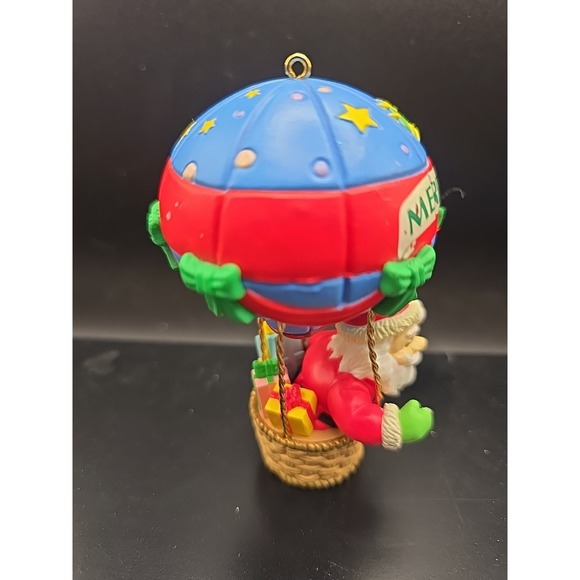 SMALL SANTA IN HOT AIR BALLOON CHRISTMAS RESIN ORNAMENT‎ - Picture 2 of 5